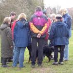Alice Unbefangenheit in der Menschengruppe